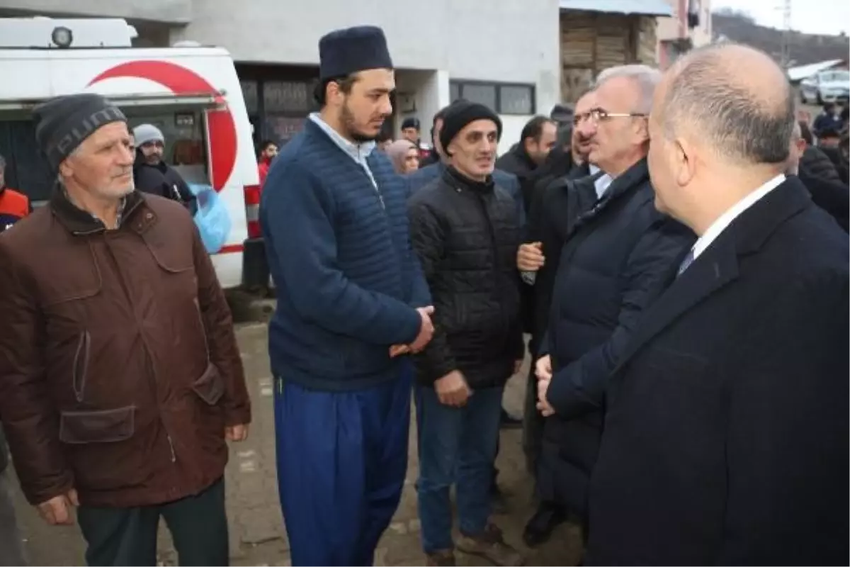 İçişleri Bakan Yardımcısı Münir Karaloğlu, heyelan bölgesinde incelemelerde bulundu