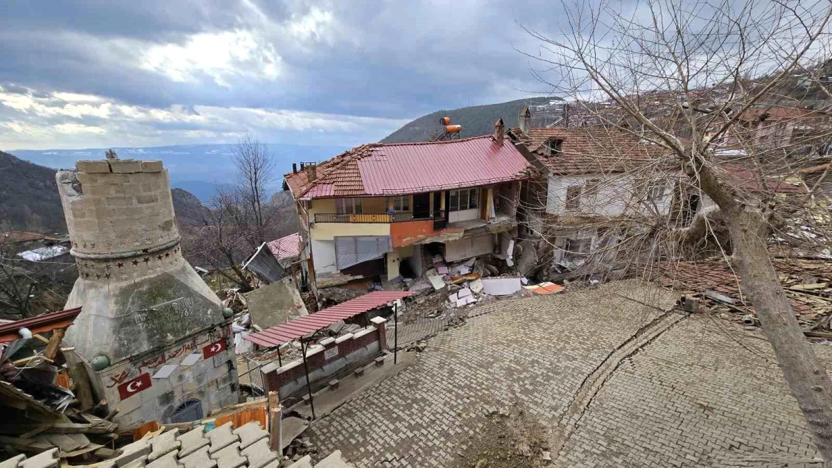 Tokat\'ın Niksar ilçesinde heyelan: 4 ev ve bir cami yerle bir oldu