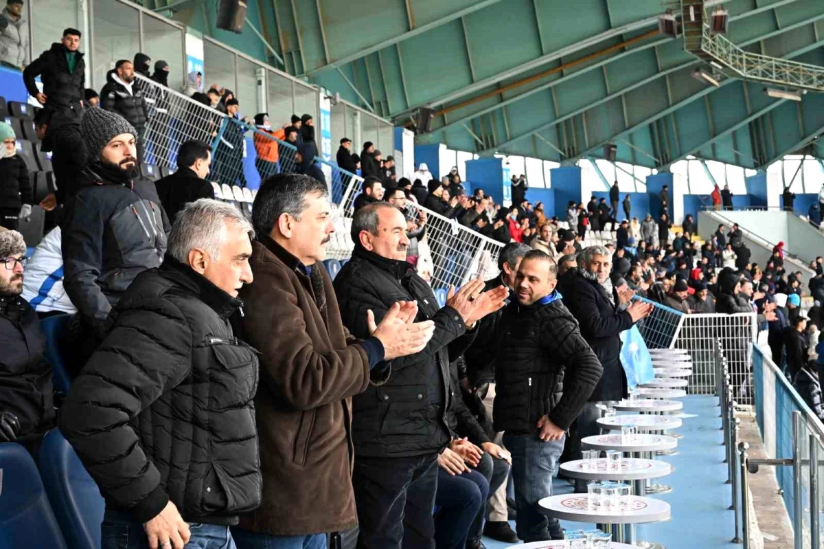 Vali Mustafa Çiftçi, Erzurumspor FK\'nin galibiyet sevincine ortak oldu