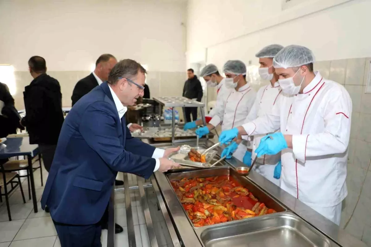 Kars Valisi Ziya Polat, jandarma ile öğle yemeğinde bir araya geldi