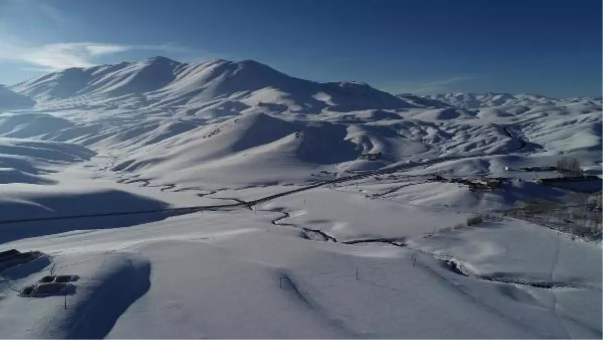 Van Gürpınar'da karla kaplı menderesler fotoğraflık manzaralar oluşturdu