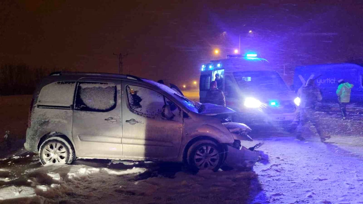 Van\'da hafif ticari araç ile minibüsün kafa kafaya çarpıştığı trafik kazasında 5 kişi yaralandı