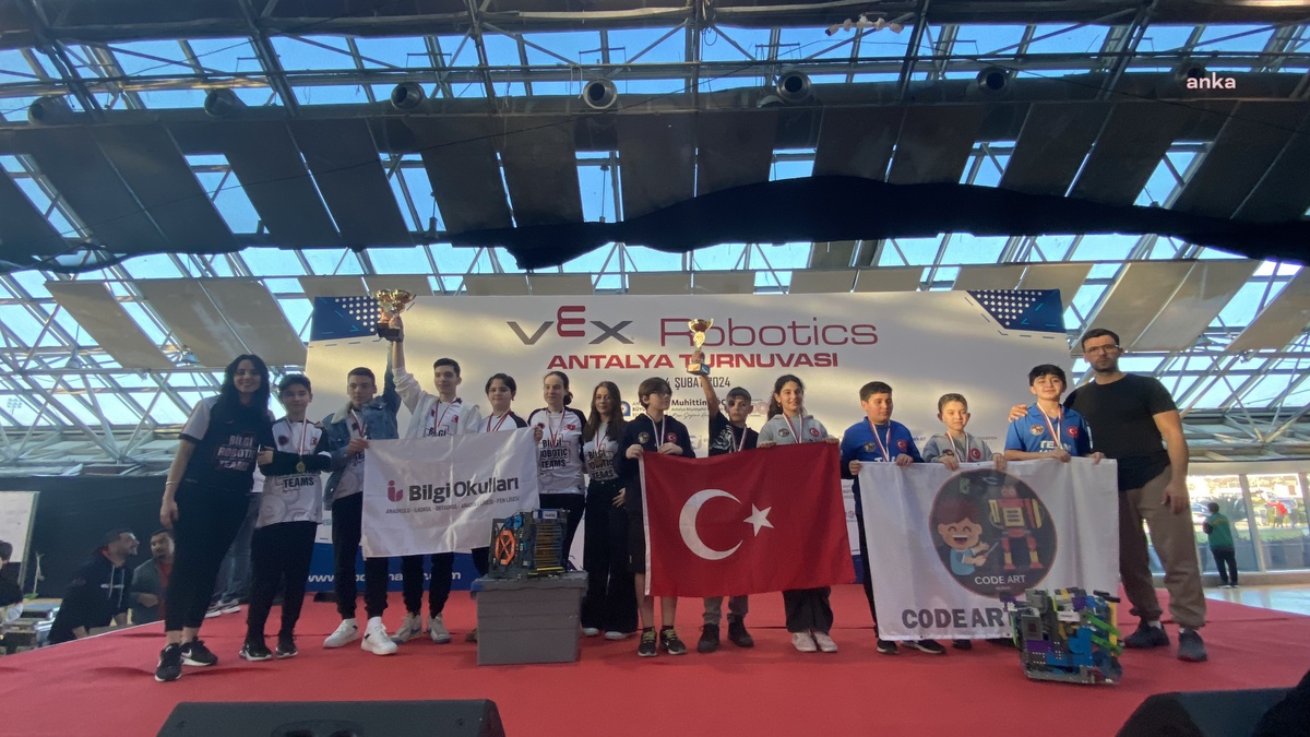 Antalya\'da düzenlenen VEX Robotics Turnuvası büyük ilgi gördü