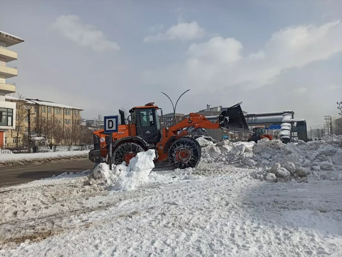 Yüksekova\'da Kar Temizleme Çalışmaları Devam Ediyor