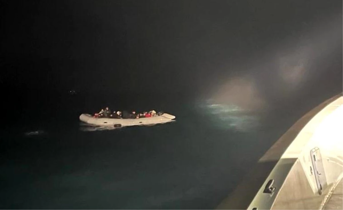 Çanakkale\'de Yunan Sahil Güvenlik ekipleri tarafından geri itilen 48 kaçak göçmen kurtarıldı