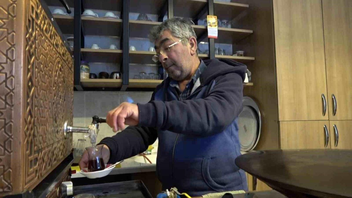 Depremde evleri yıkılan aile, Bursa\'da iş kurarak hayat mücadelesine devam ediyor