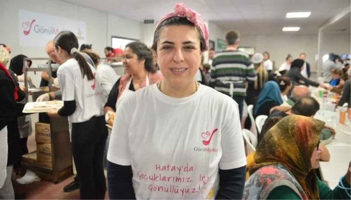 Gastronominin Nobel ödüllü şefi Ebru Baybara Demir\'in kurduğu Gönül Mutfağı, depremzedelere taziye yemeği dağıttı