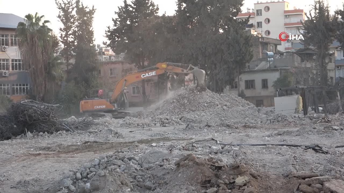 90 yıllık okul zamana yenildi, depreme dayanıksız çıkınca yıkımı yapıldı