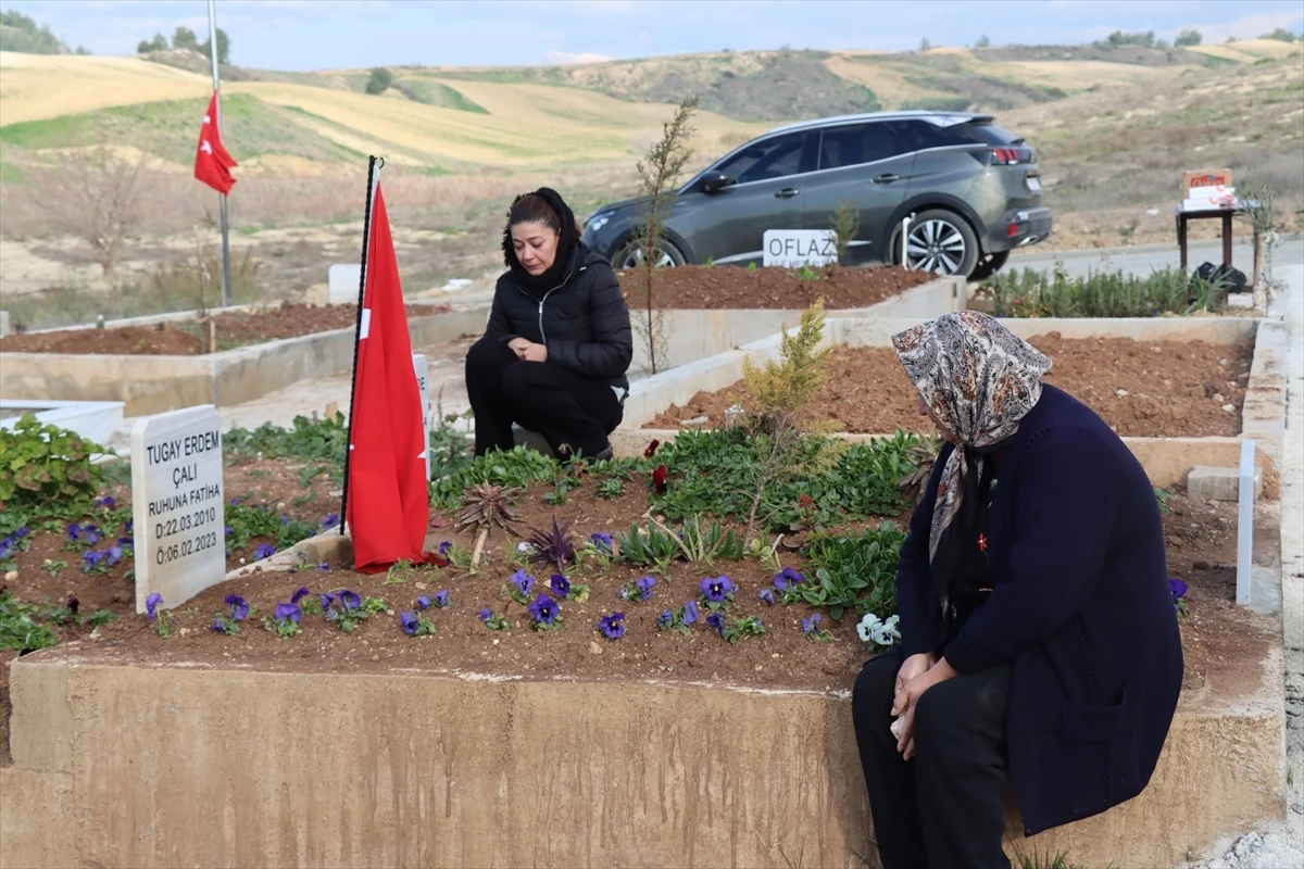 Adana\'da depremde yakınlarını kaybedenler mezarlık ziyaretinde bulundu