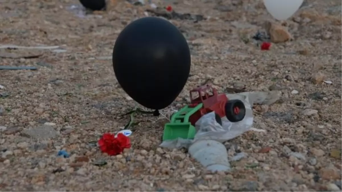 Depremin yıl dönümünde enkaz alanlarına balon, karanfil ve oyuncaklar bırakıldı