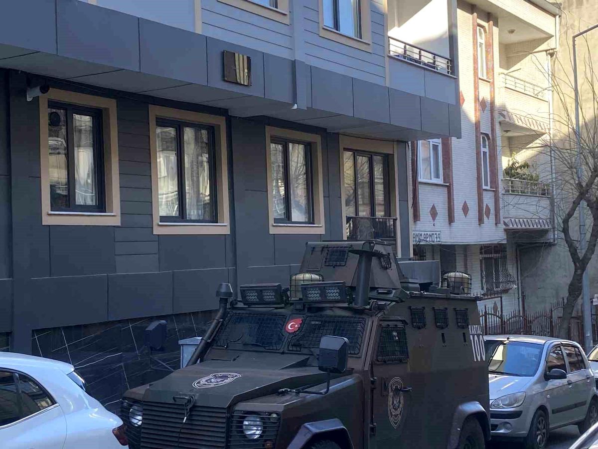 İstanbul Adalet Sarayı\'ndaki saldırı sonrası Küçükçekmece\'de terör operasyonu