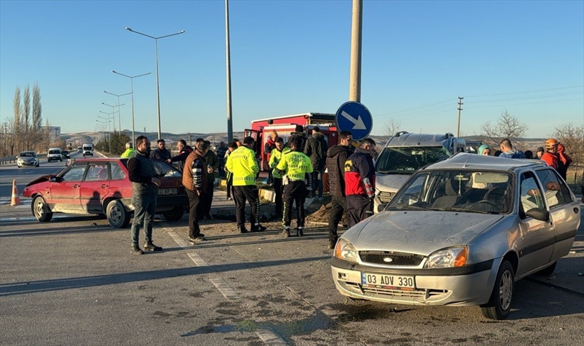 Afyonkarahisar\'da Zincirleme Trafik Kazası: 2\'si Çocuk 10 Kişi Yaralandı