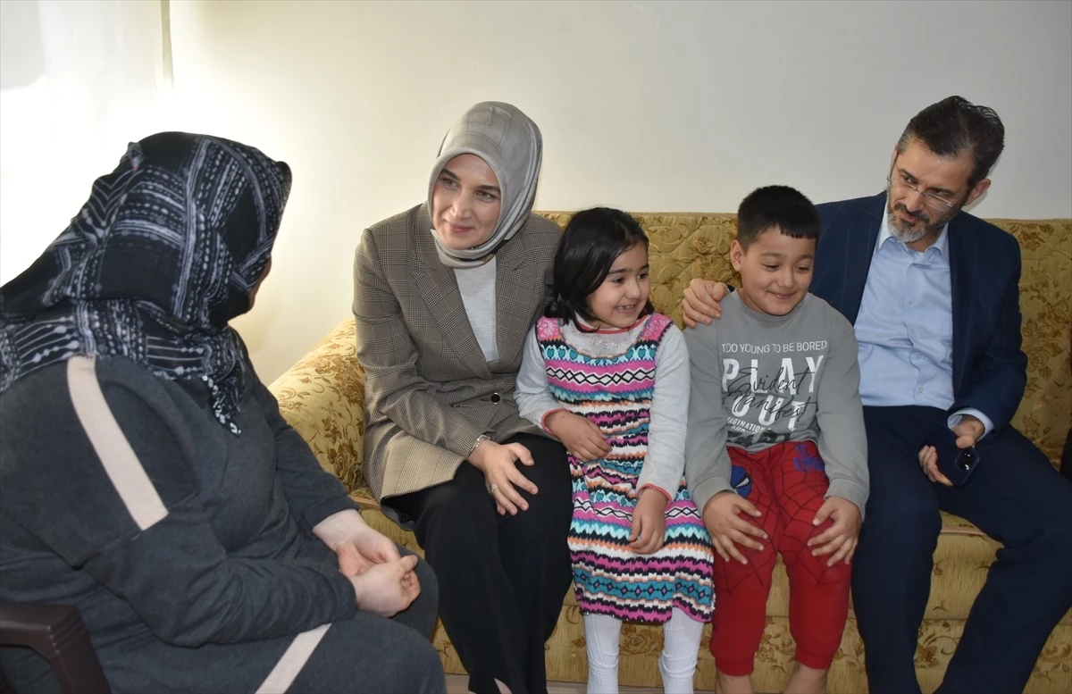 Afyonkarahisar Valisi depremzede aileleri ziyaret etti