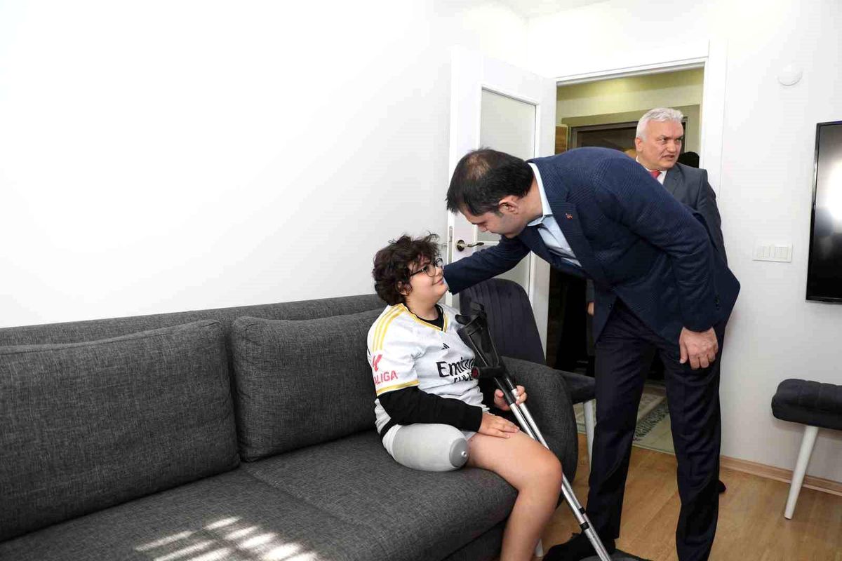 AK Parti İBB Başkan Adayı Murat Kurum, Gaziosmanpaşa\'da Depremzede Aileyi Ziyaret Etti