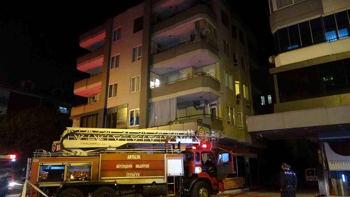 Alanya\'da çıkan yangın mahalle sakinlerini korkuttu