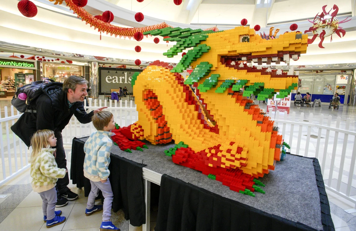 Kanadalı Lego yapımcısı dev bir lego ejderhası inşa etti