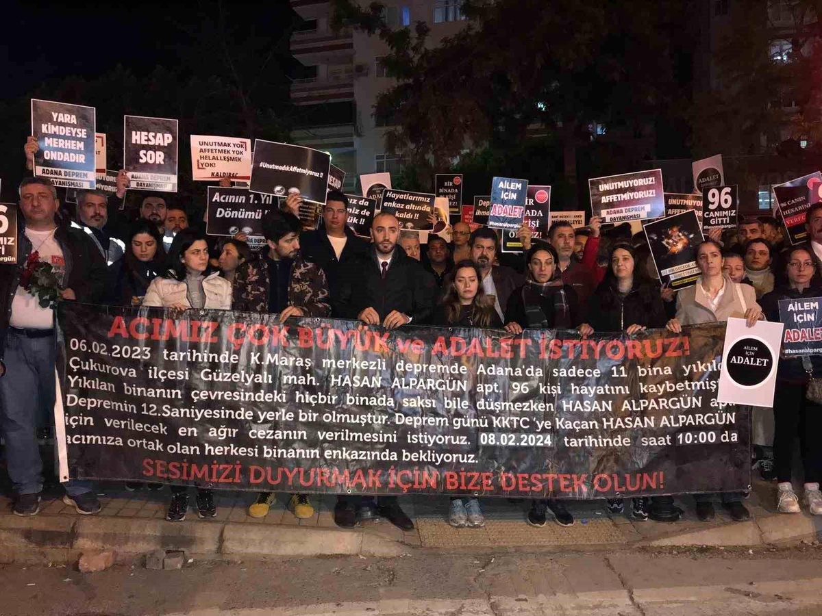 Depremde hayatını kaybedenlerin yakınları yürüyüş düzenledi