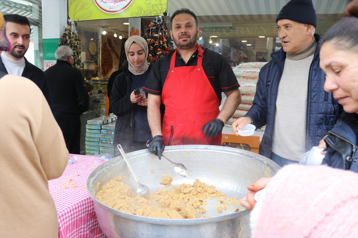 Amasya\'da Depremde Hayatını Kaybedenler İçin Helva Dağıtıldı