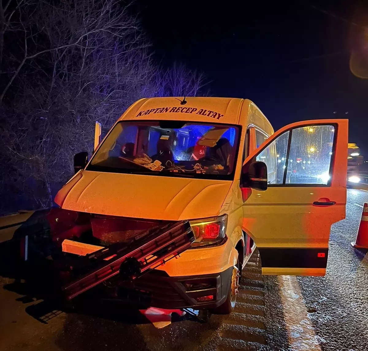 Anadolu Otoyolu\'nda minibüs kazası: 1 ölü, 3 yaralı