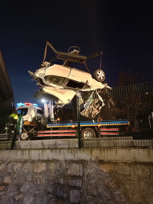 İkiye bölünen otomobil 22 yaşındaki gence mezar oldu İkiye bölünen otomobil 22 yaşındaki gence mezar oldu