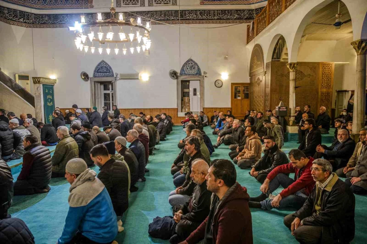 Antalya\'da Miraç Kandili\'nde dualar edildi, depremde hayatını kaybedenler için dua