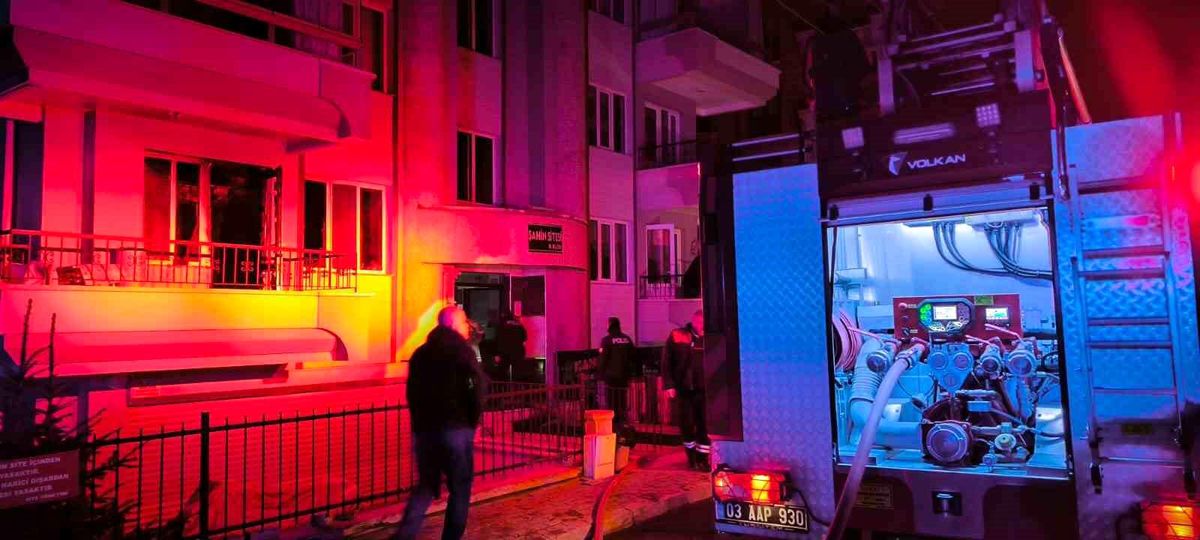 Afyonkarahisar\'da Apartman Yangını: 10 Kişi Dumandan Etkilendi