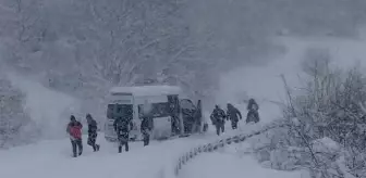 Posof-Ardahan kara yolu ve 49 köy kar yağışı nedeniyle ulaşıma kapandı
