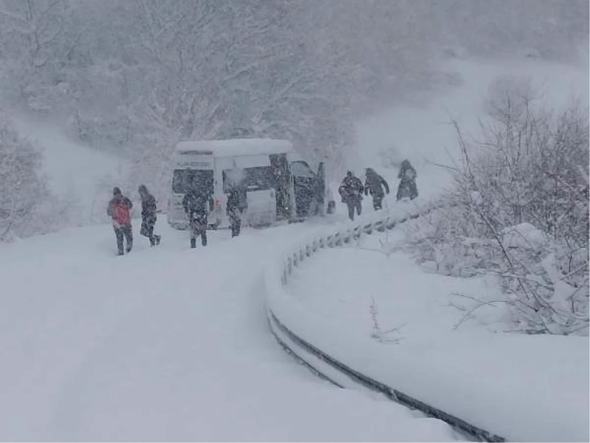 Posof-Ardahan kara yolu ve 49 köy kar yağışı nedeniyle ulaşıma kapandı