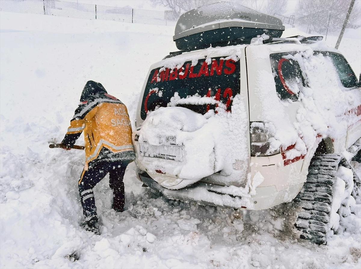 Ardahan\'da kardan yolu kapanan köylerdeki hastalar hastaneye ulaştırıldı