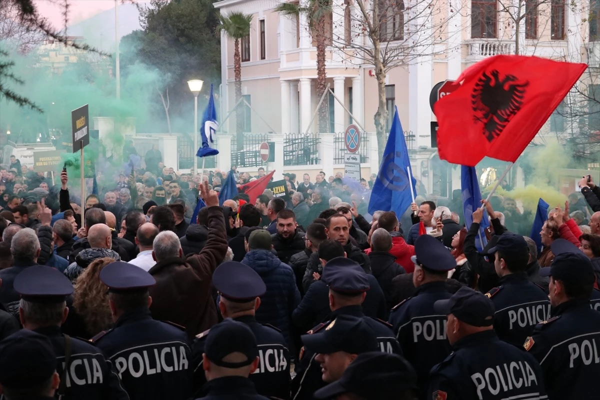 Arnavutluk\'ta muhalefet partilerinin çağrısıyla protesto düzenlendi