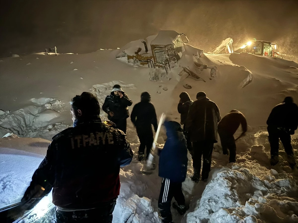 Artvin Şavşat\'ta Karla Mücadele Çalışmaları Sırasında İş Makinesine Çığ Düştü: Operatör Yaralandı