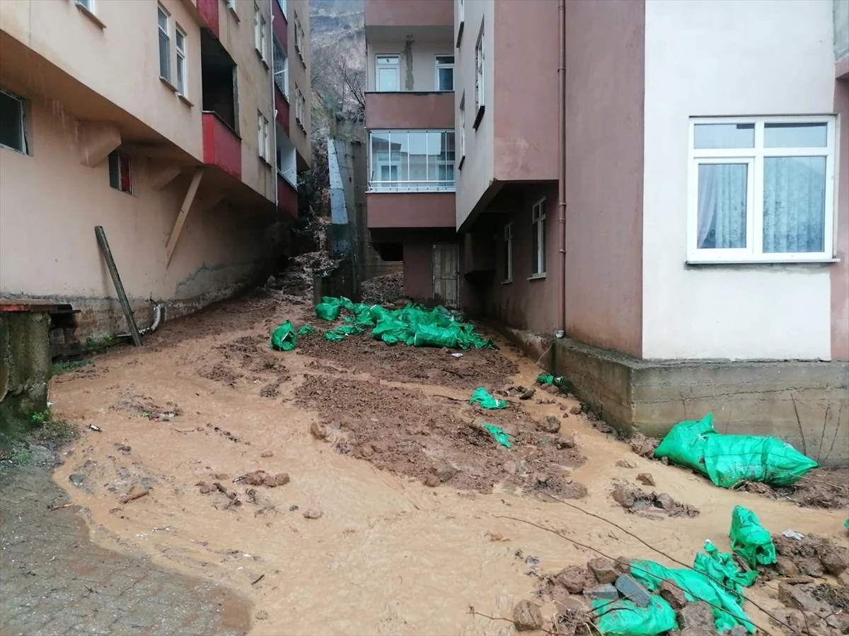 Artvin\'in Borçka ilçesinde heyelan riski nedeniyle 3 bina tahliye edildi