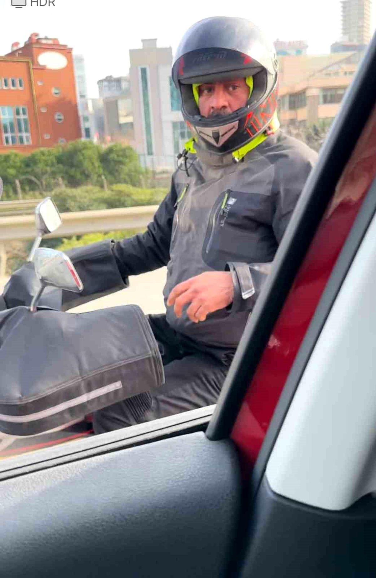 Ataşehir\'de Motosiklet Sürücüsü Kadın Sürücüyü Tekmeledi ve Küfürler Etti