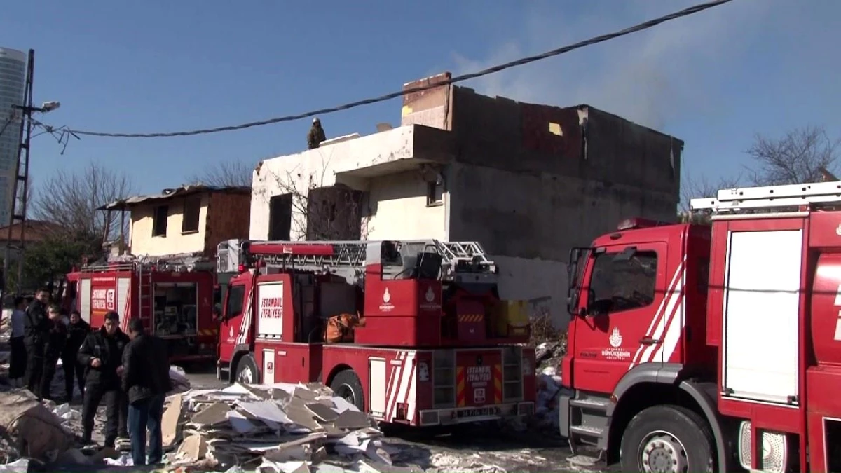 Ataşehir\'de metruk binanın çatısı alev topuna döndü