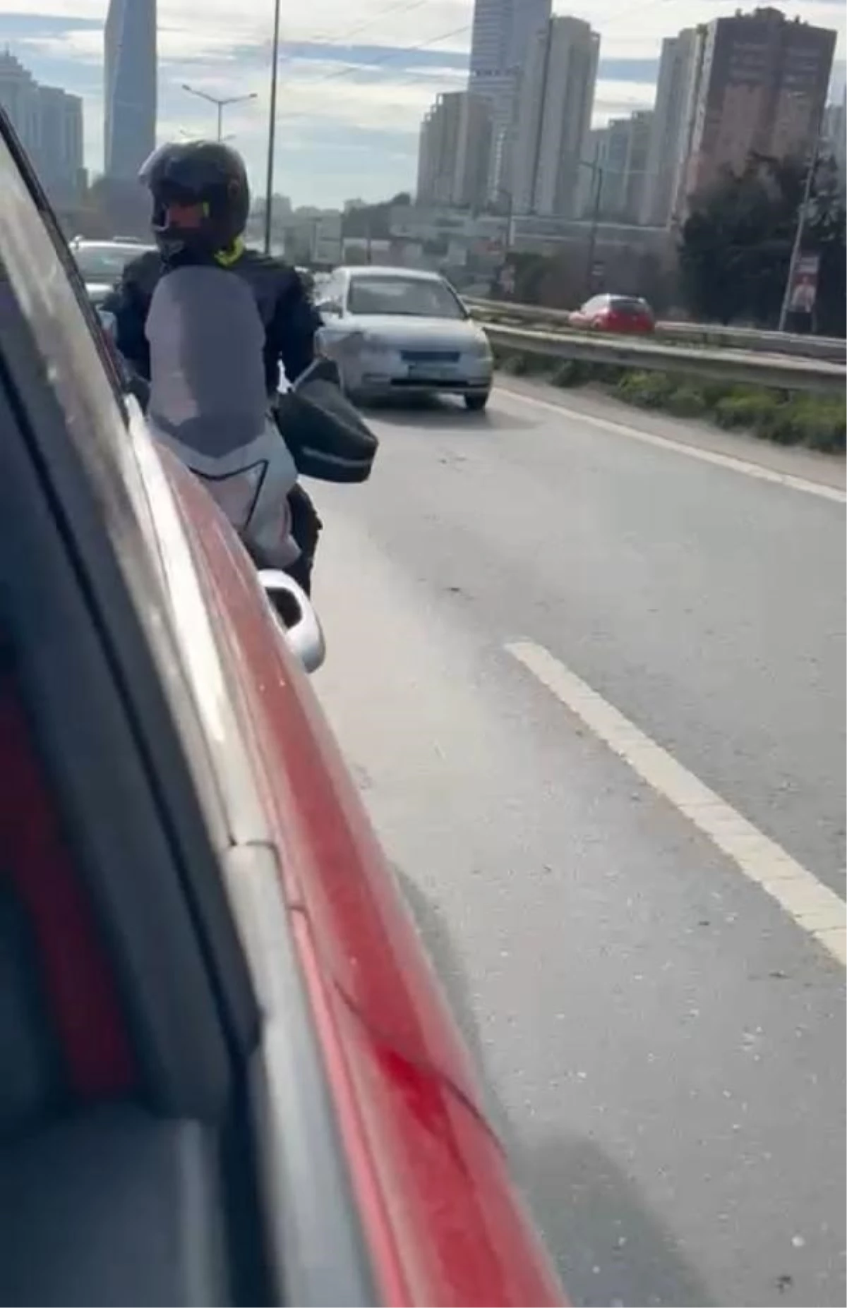 Ataşehir\'de Motosikletli Kadın Sürücüye Hakaret Etti