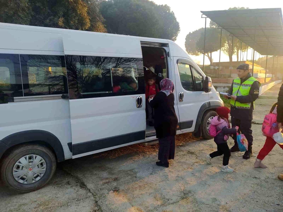 Aydın\'da jandarma ekipleri okul servislerini denetliyor