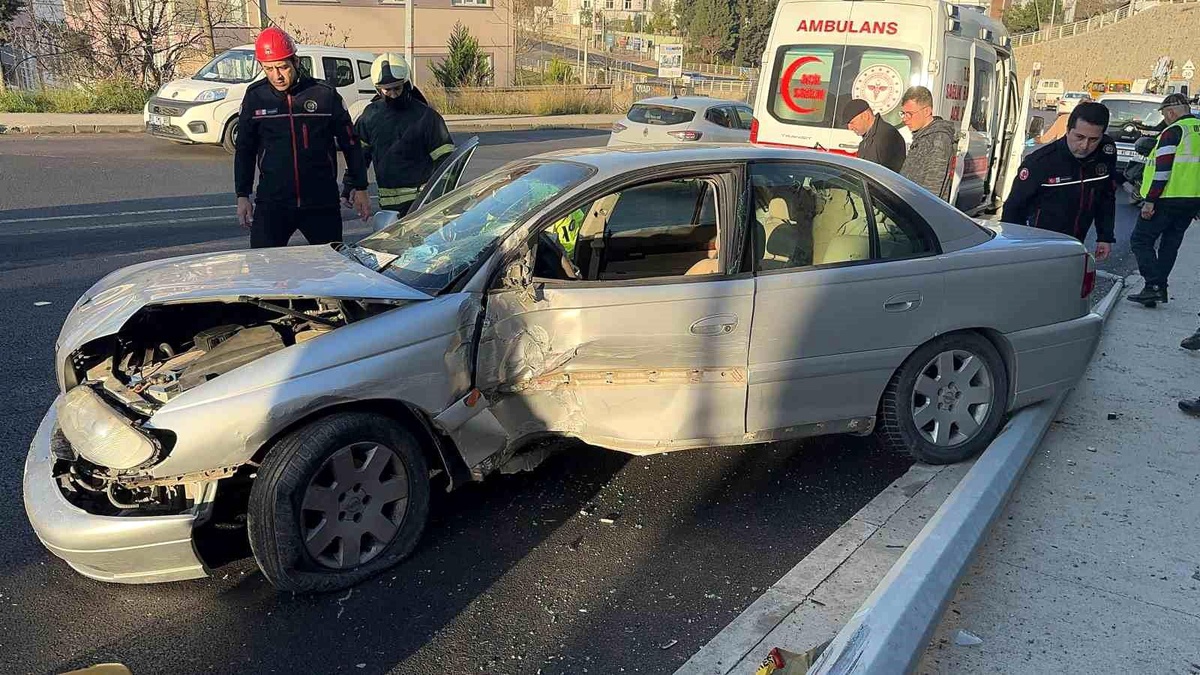 Gebze\'de Aydınlatma Direğine Çarpan Otomobil Kazası: Sürücü Yaralandı