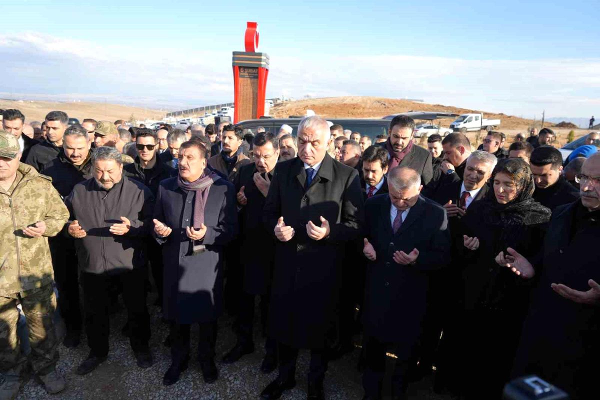 Kültür ve Turizm Bakanı Malatya\'da Depremzedelerin Mezarlığını Ziyaret Etti