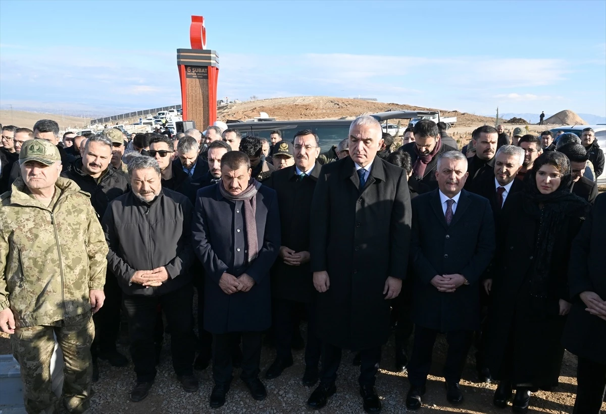 Kültür ve Turizm Bakanı Mehmet Nuri Ersoy, Malatya\'da depremzede aileleri ziyaret etti