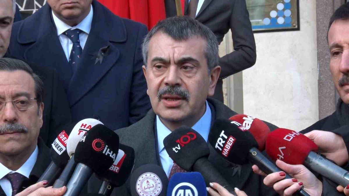 Bakan Tekin, Atatürk Mesleki ve Teknik Anadolu Lisesi\'nde depremde kaybeden vatandaşları anlattı