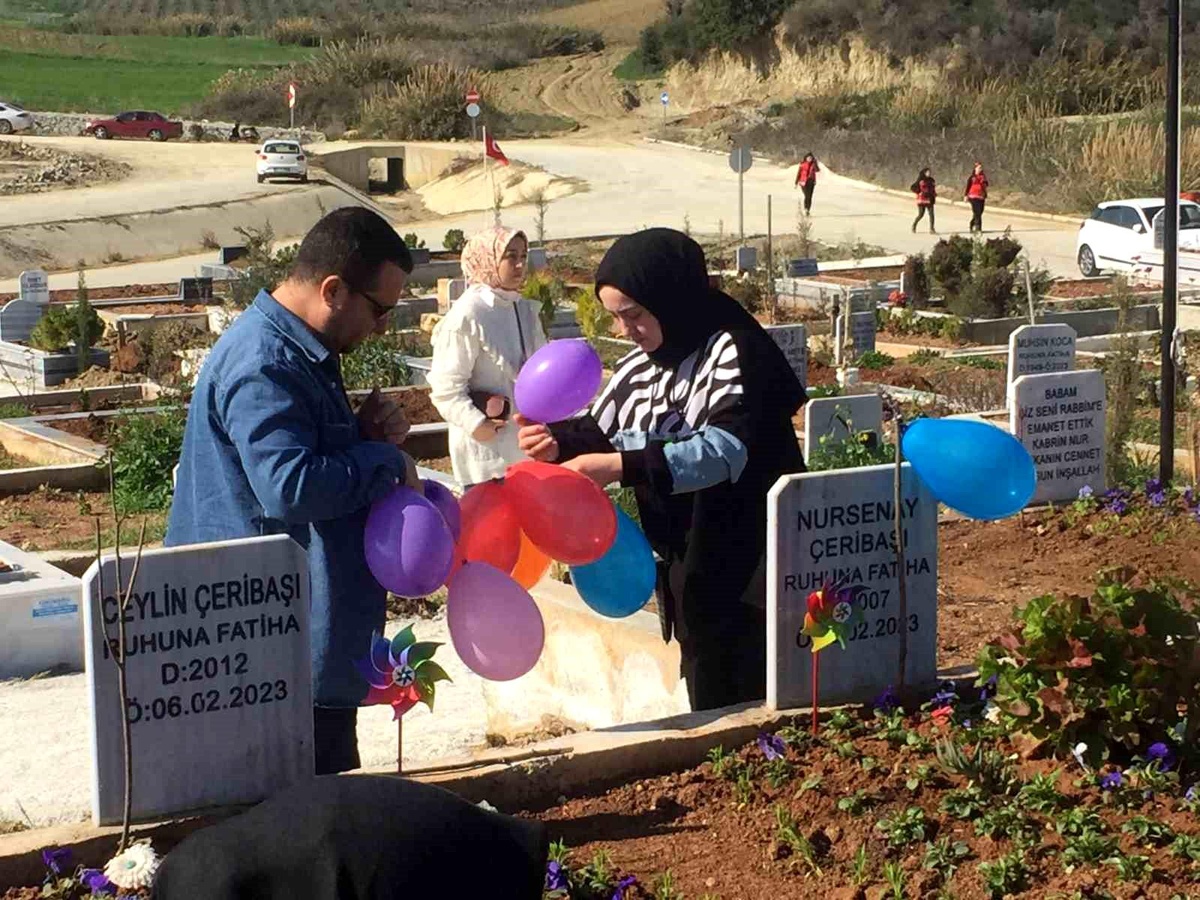 Depremde hayatını kaybeden çocuklar mezarlıklarda anıldı