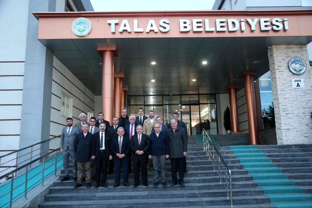 Kayseri Büyükşehir Belediye Başkanı Dr. Memduh Büyükkılıç, Talas Belediye Başkanı Mustafa Yalçın\'ı ziyaret etti