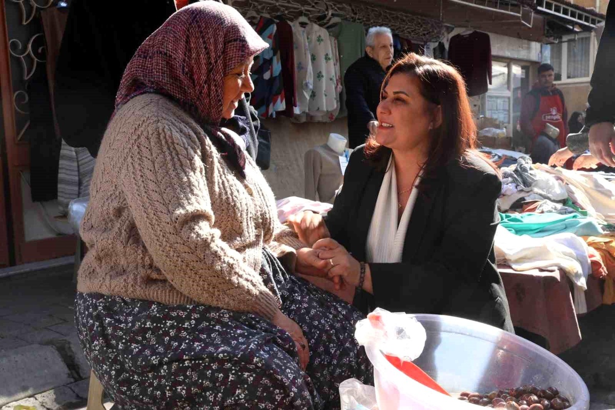 Aydın Büyükşehir Belediye Başkanı Özlem Çerçioğlu Efeler Salı Pazarı\'nda Vatandaşlarla Buluştu