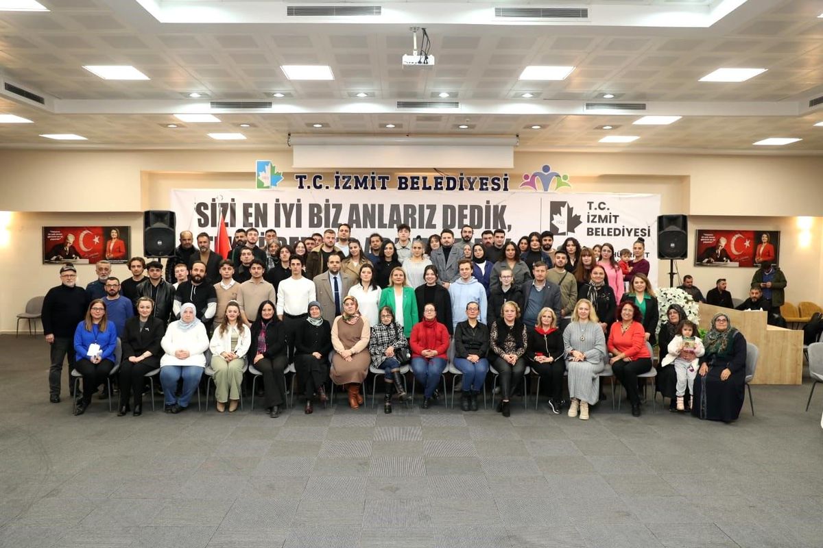 İzmit Belediye Başkanı Fatma Kaplan Hürriyet, Kahramanmaraş Depremi Sonrası Yardım Kampanyasına Katılan Gönüllülerle Buluştu