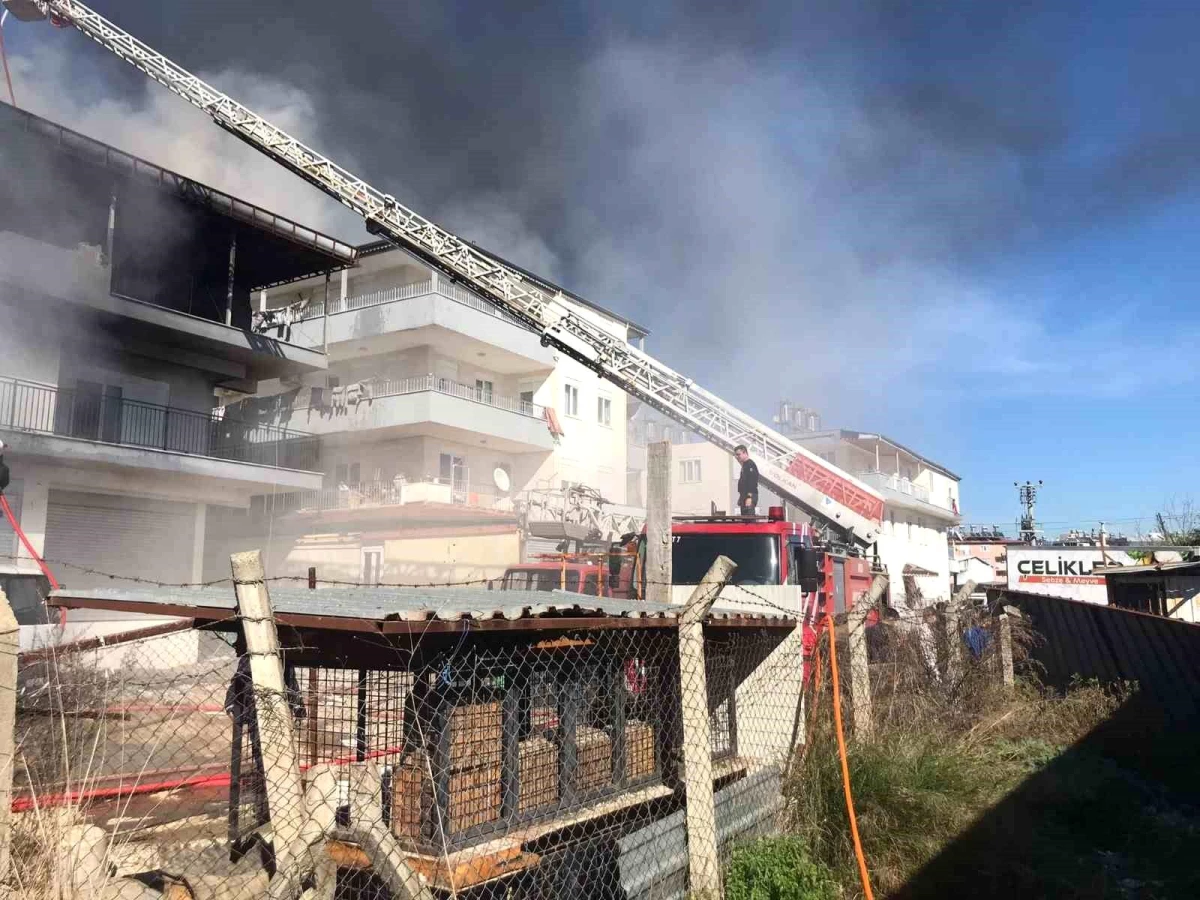 Manavgat\'ta Kaynak Yangını: Binaya ve Kamyonlara Zarar Verdi
