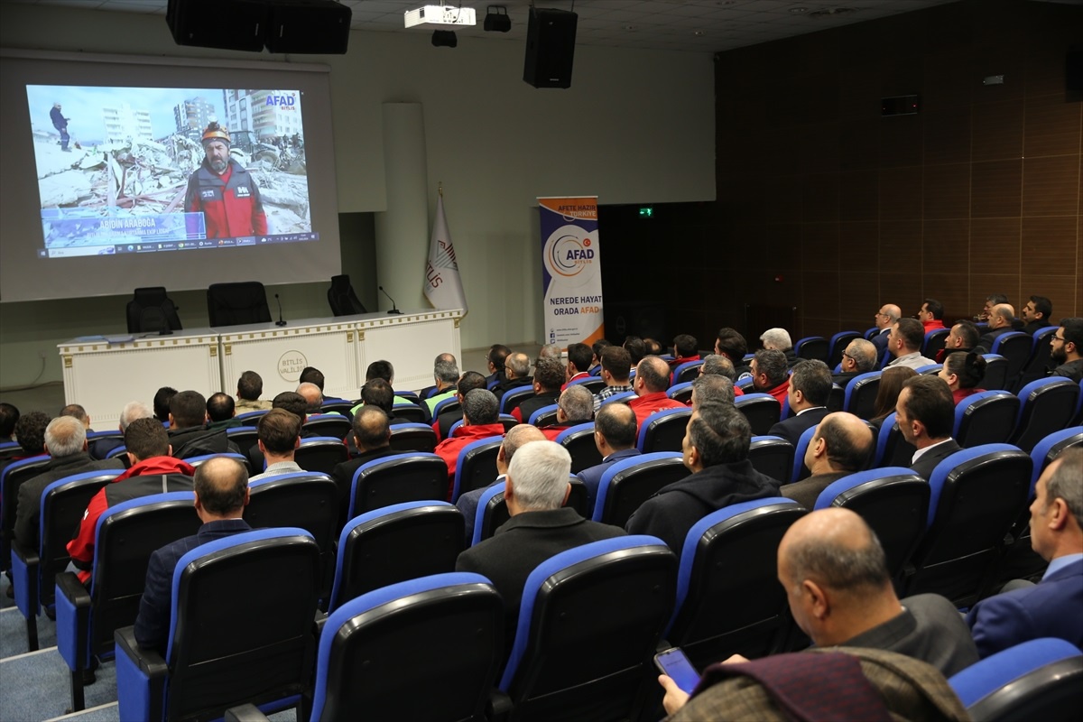 Bitlis AFAD, Kahramanmaraş depremlerinde hayatını kaybedenler için anma programı düzenledi
