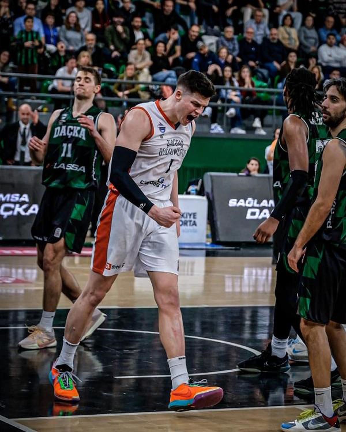 Çağdaş Bodrum Spor, Darüşşafaka\'yı mağlup ederek düşme hattından sıyrıldı