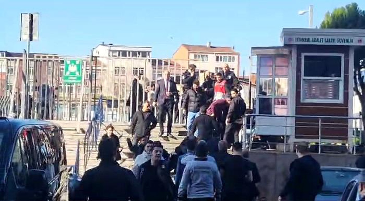 İstanbul Adalet Sarayı\'nda Silahlı Saldırı: 2 Polis Yaralandı