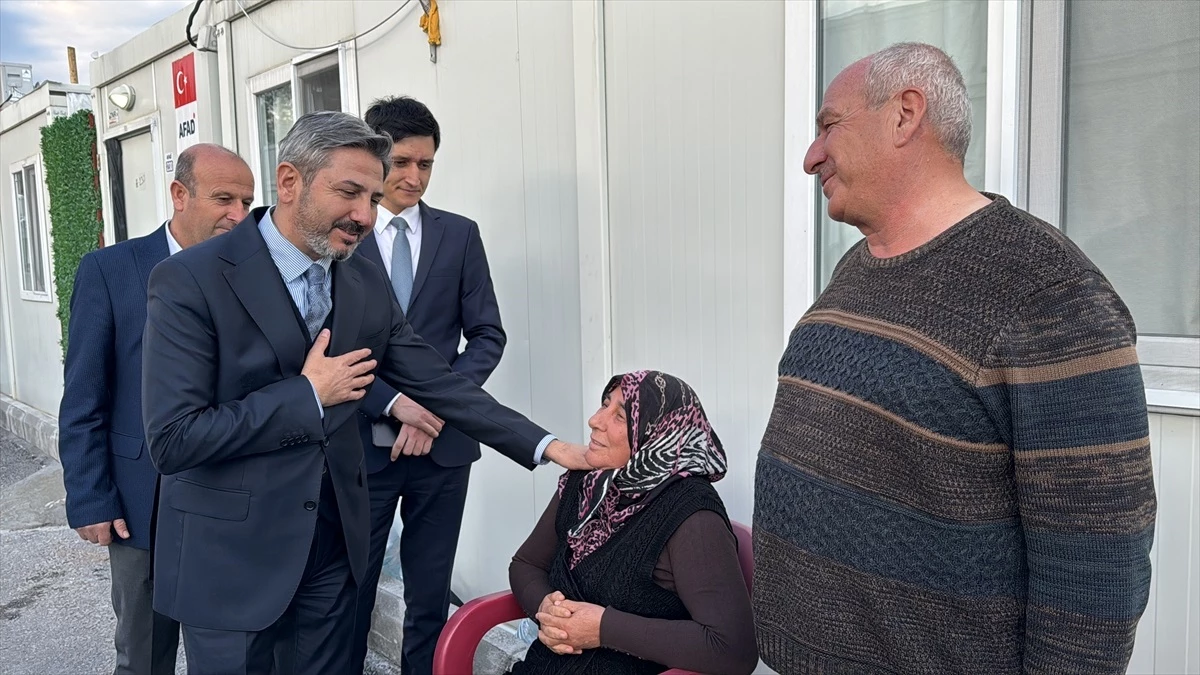 Çalışma ve Sosyal Güvenlik Bakan Yardımcısı Ahmet Aydın, Adıyaman\'da depremzedeleri ziyaret etti