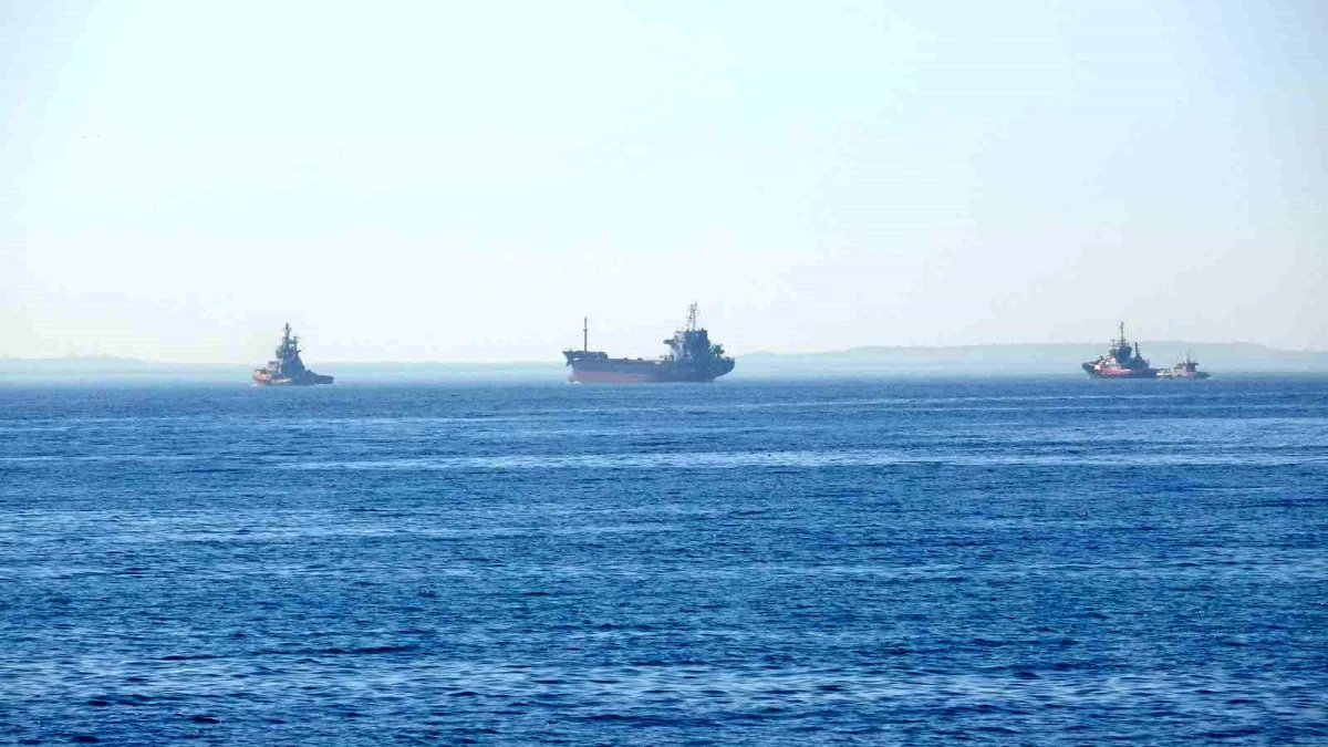 Çanakkale Boğazı\'nda Dümen Arızası: Gemi Karanlık Liman\'a Götürüldü